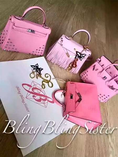 Ngoài ra, chất liệu làm túi như da hay lớp mạ đều có chất lượng cao. Túi được làm từ 100% da thật, mềm nhưng vẫn đứng phom dáng, không bị méo mó, xộc xệch và biến dạng khi sử dụng. Chi tiết khóa sắc sảo, bóng bẩy được mạ vàng 24K. Màu sắc cũng rất đẹp mắt chứ không tạo cảm giác kém sang trọng như nhiều mẫu túi nhái khác.