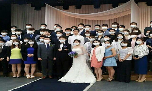 Cô dâu chú rể và các quan khách đeo khẩu trang phòng bệnh tại một lễ cưới tại thành phố Pyeongtaek, tỉnh Gyeonggi. Theo thông báo từ Bộ Y tế và Phúc lợi Hàn Quốc, tính tới ngày 8/6, nước này ghi nhận 23 trường hợp nhiễm virus Hội chứng Hô hấp Trung Đông (MERS), nâng tổng số ca mắc bệnh lên 87 người.