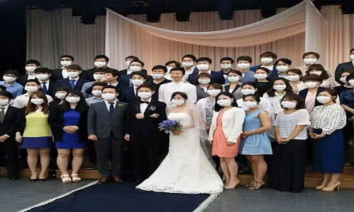 Cô dâu chú rể và các quan khách đeo khẩu trang phòng bệnh tại một lễ cưới tại thành phố Pyeongtaek, tỉnh Gyeonggi. Theo thông báo từ Bộ Y tế và Phúc lợi Hàn Quốc, tính tới ngày 8/6, nước này ghi nhận 23 trường hợp nhiễm virus Hội chứng Hô hấp Trung Đông (MERS), nâng tổng số ca mắc bệnh lên 87 người.