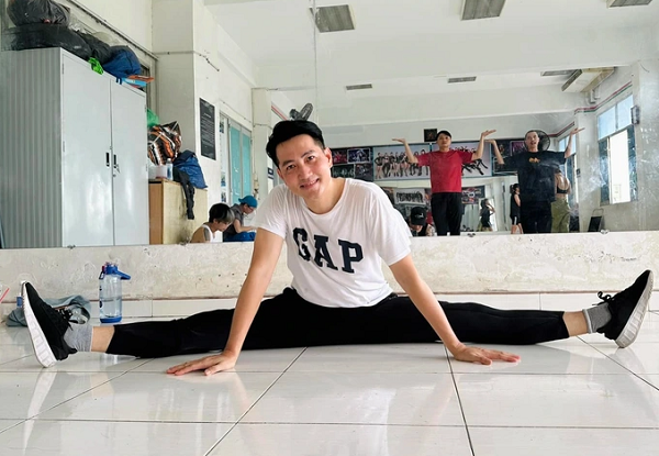 Nguyen Phi Hung 46 tuoi van deo dai, tre hon tuoi nho tap yoga