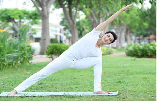 Nguyen Phi Hung 46 tuoi van deo dai, tre hon tuoi nho tap yoga-Hinh-2
