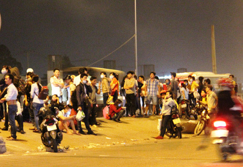 Trang dem don xe ve que nghi le dip 30/4