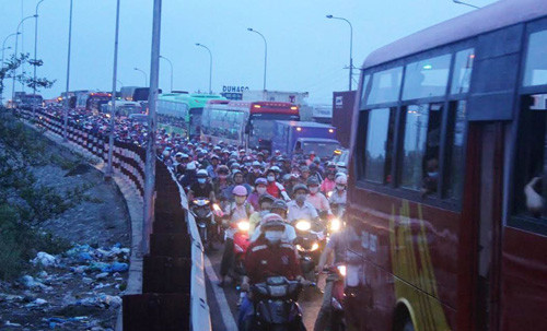 Trang dem don xe ve que nghi le dip 30/4-Hinh-6