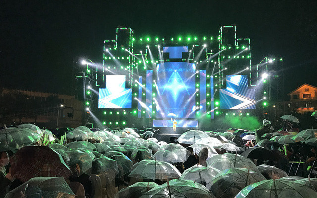 Dich COVID-19 dien bien phuc tap, Hue dung cac hoat dong chao don nam moi