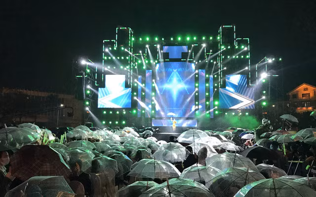 Dich COVID-19 dien bien phuc tap, Hue dung cac hoat dong chao don nam moi