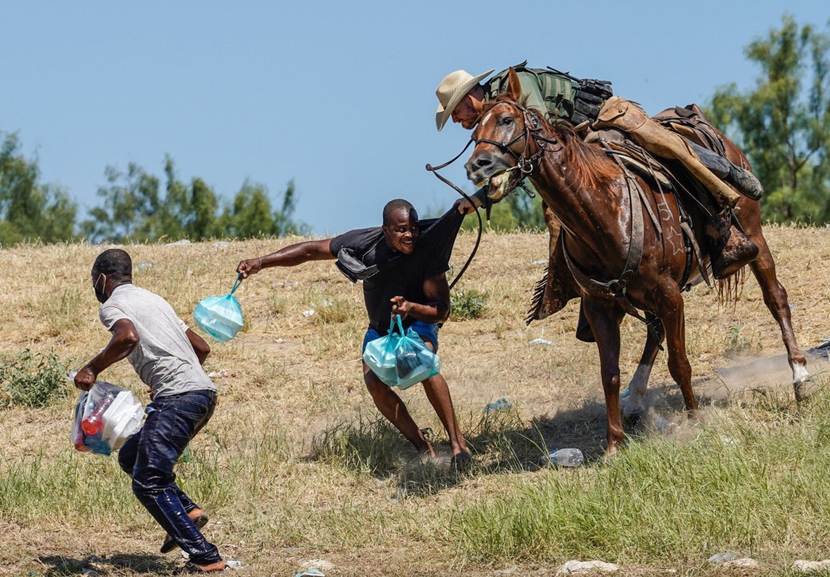 Lính biên phòng Mỹ cưỡi ngựa ngăn người di cư từ Haiti, chủ yếu là người da màu, tiến vào một khu trại trên bờ sông Rio Grande tại bang Texas (Mỹ) hồi tháng 9. Những hình ảnh này đã bị các nhà lập pháp lên án và được so sánh với thời kỳ nô lệ ở Mỹ. Ảnh: AFP.