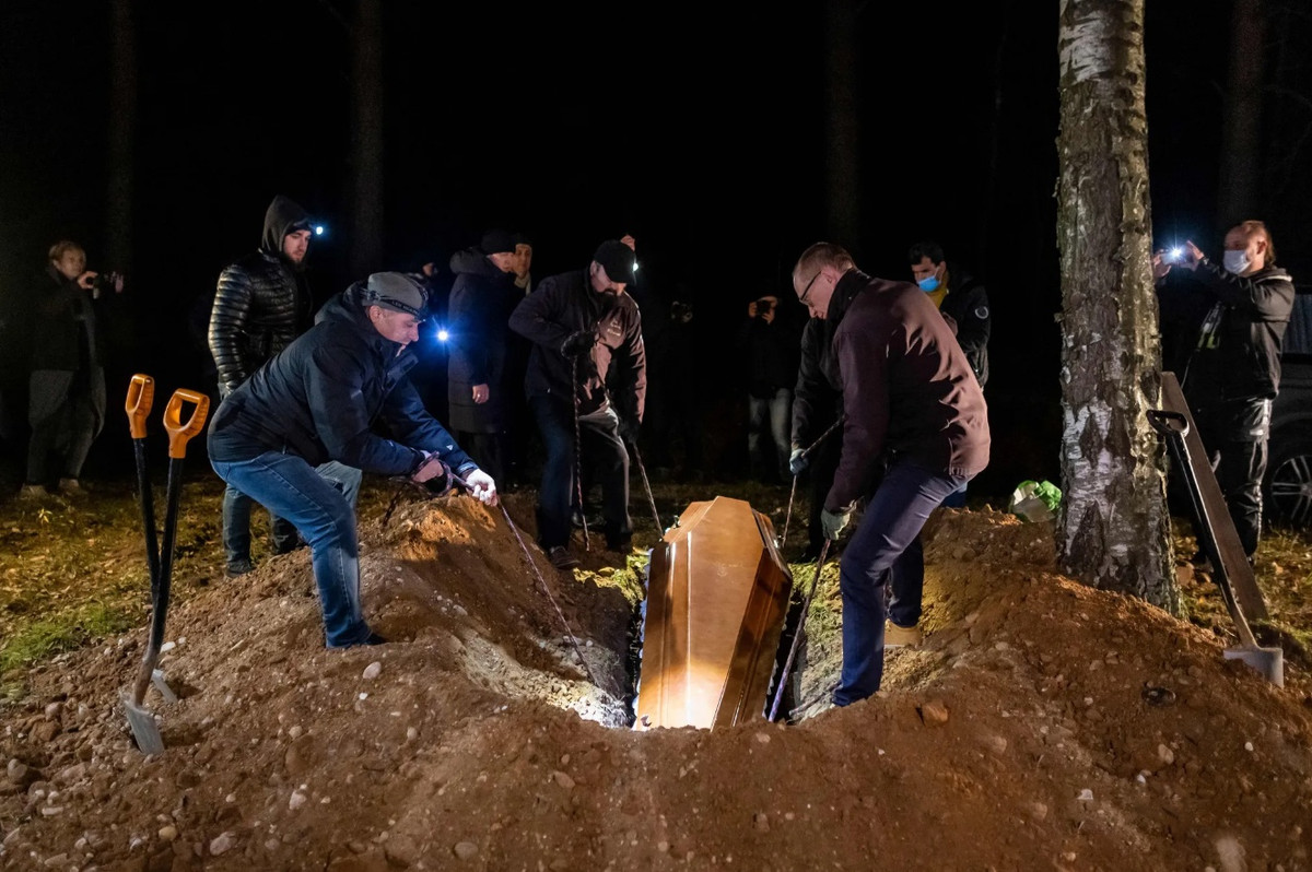 Imam Aleksander Bazarewicz nói lời cầu nguyện tại tang lễ Ahmed, một thanh niên tị nạn người Syria 19 tuổi chết đuối trong lúc cố đến Ba Lan, vào tháng 11. Buổi lễ diễn ra tại nghĩa trang địa phương của một nhóm nhỏ người Tatar theo đạo Hồi tại Bohoniki (Ba Lan). Ảnh: AFP.