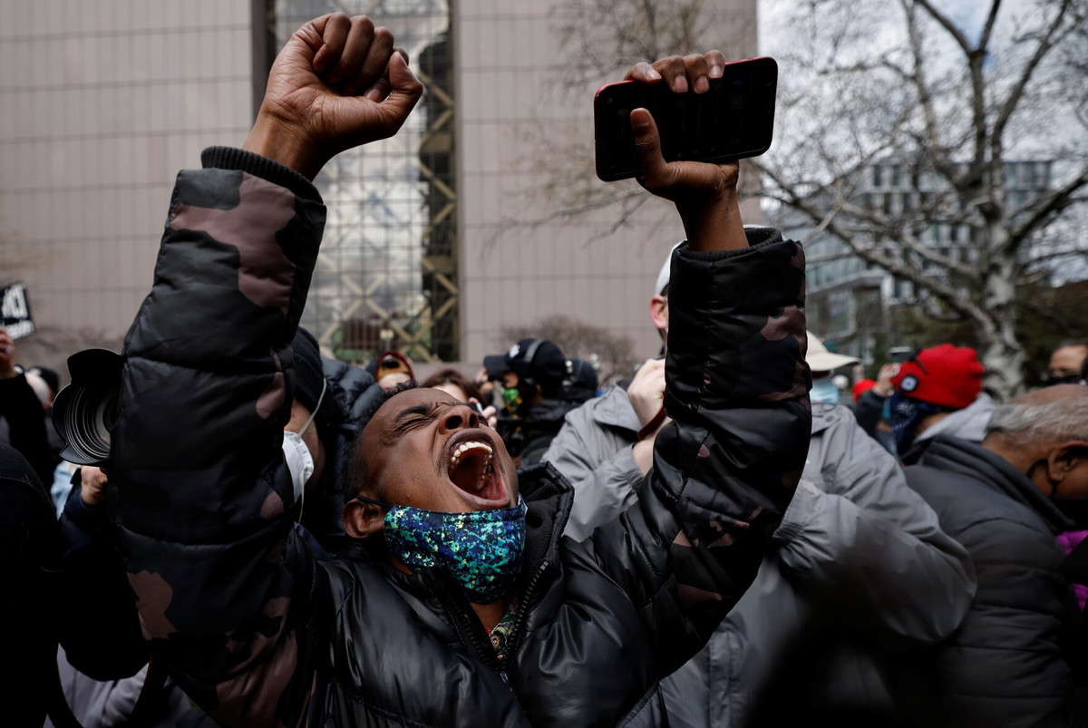 Đám đông ăn mừng phán quyết có tội đối với cựu cảnh sát Mỹ Derek Chauvin, người ghì cổ George Floyd tới chết, bên ngoài tòa thị chính hạt Hennepin, bang Minneapolis (Mỹ) hồi tháng 4. Bồi thẩm đoàn tuyên Chauvin có tội với 3 tội danh: Giết người cấp độ 2, giết người cấp độ 3 và ngộ sát. Ảnh: Reuters.