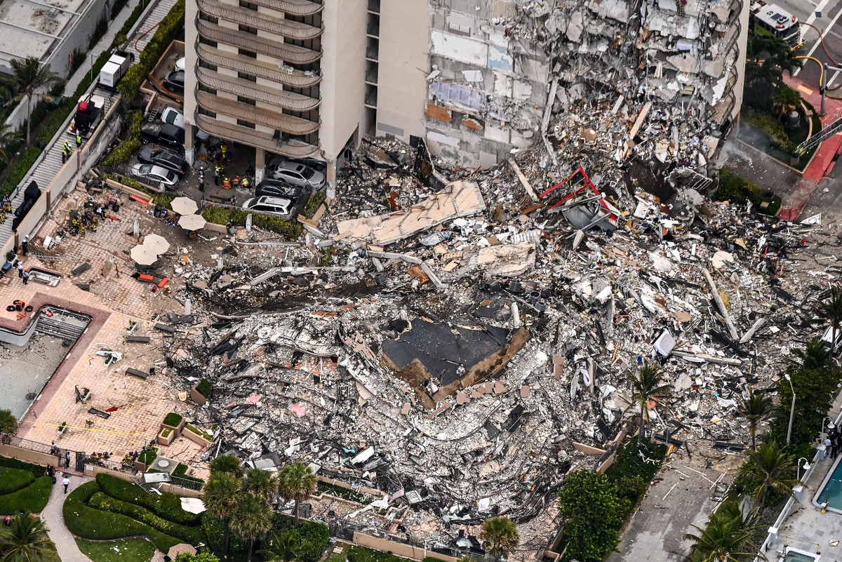 Hiện trường vụ sập khu căn hộ 12 tầng ở Surfside, gần Miami, bang Florida (Mỹ), khiến 98 người thiệt mạng vào ngày 24/6. Phần còn lại của tòa nhà bị đánh sập vào đầu tháng 7 để đảm bảo an toàn. Nguyên nhân gây ra vụ sập nhà đang được điều tra. Ảnh: AFP.