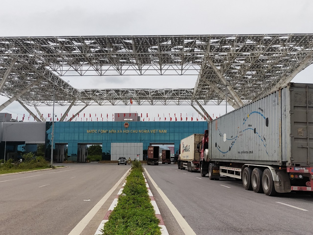 Quang Ninh: Cua khau Quoc te Mong Cai “dong bang