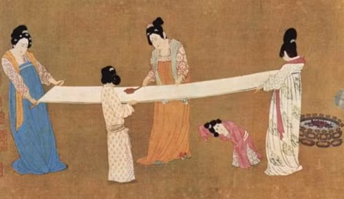 Người Trung Quốc cũng là những người đầu tiên tạo ra giấy, và họ cũng là những người đầu tiên sử dụng giấy vệ sinh vào thế kỷ VI sau Công Nguyên. Tuy nhiên, giấy vệ sinh chỉ thực sự phổ biến từ thế kỷ 14 khi đức vua triều Minh tiến hành sản xuất loại sản phẩm này.