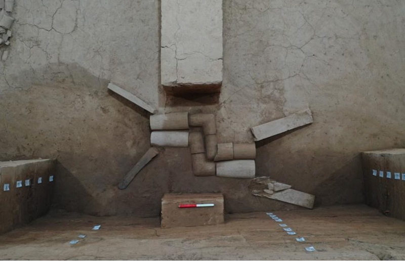 Đây là một phát hiện gây choáng váng nhà vệ sinh kiểu xả nước bấy lâu được cho là phát minh của phương Tây vào thế kỷ thứ XVI, do nhà sáng chế John Harington tạo ra cho Nữ hoàng Elizabeth I của Anh, cũng là mẹ đỡ đầu của ông. Mãi đến thế kỷ XIX phát minh này mới được sử dụng rộng rãi.