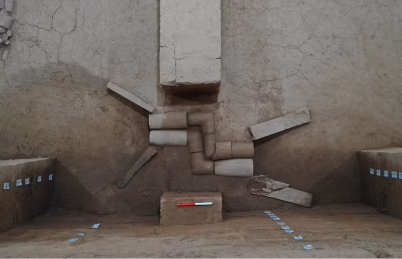 Đây là một phát hiện gây choáng váng nhà vệ sinh kiểu xả nước bấy lâu được cho là phát minh của phương Tây vào thế kỷ thứ XVI, do nhà sáng chế John Harington tạo ra cho Nữ hoàng Elizabeth I của Anh, cũng là mẹ đỡ đầu của ông. Mãi đến thế kỷ XIX phát minh này mới được sử dụng rộng rãi.