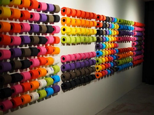 Năm 1393, triều đình đặt làm tới hơn 720.000 cuộn giấy phục vụ cho mục đích lau rửa ngai vàng, mỗi cuộn giấy dài tới 60-90cm tương đương gần 70.000 km2.