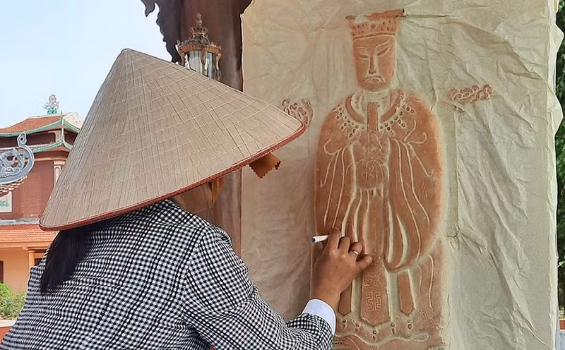 Chùa Giàu sau nhiều lần trùng tu trở nên to đẹp hơn, nhưng điều đáng chú ý nhất ở chùa Giàu chính là tấm bia đá thời Trần, một trong số nhiều cổ vật tiêu biểu của Hà Nam. Theo bản dịch nghĩa toàn văn tấm bia đá chùa Giàu từ chữ Hán, tên văn bia là “Ngô gia thị bi”, nghĩa là “Văn bia họ Ngô”.