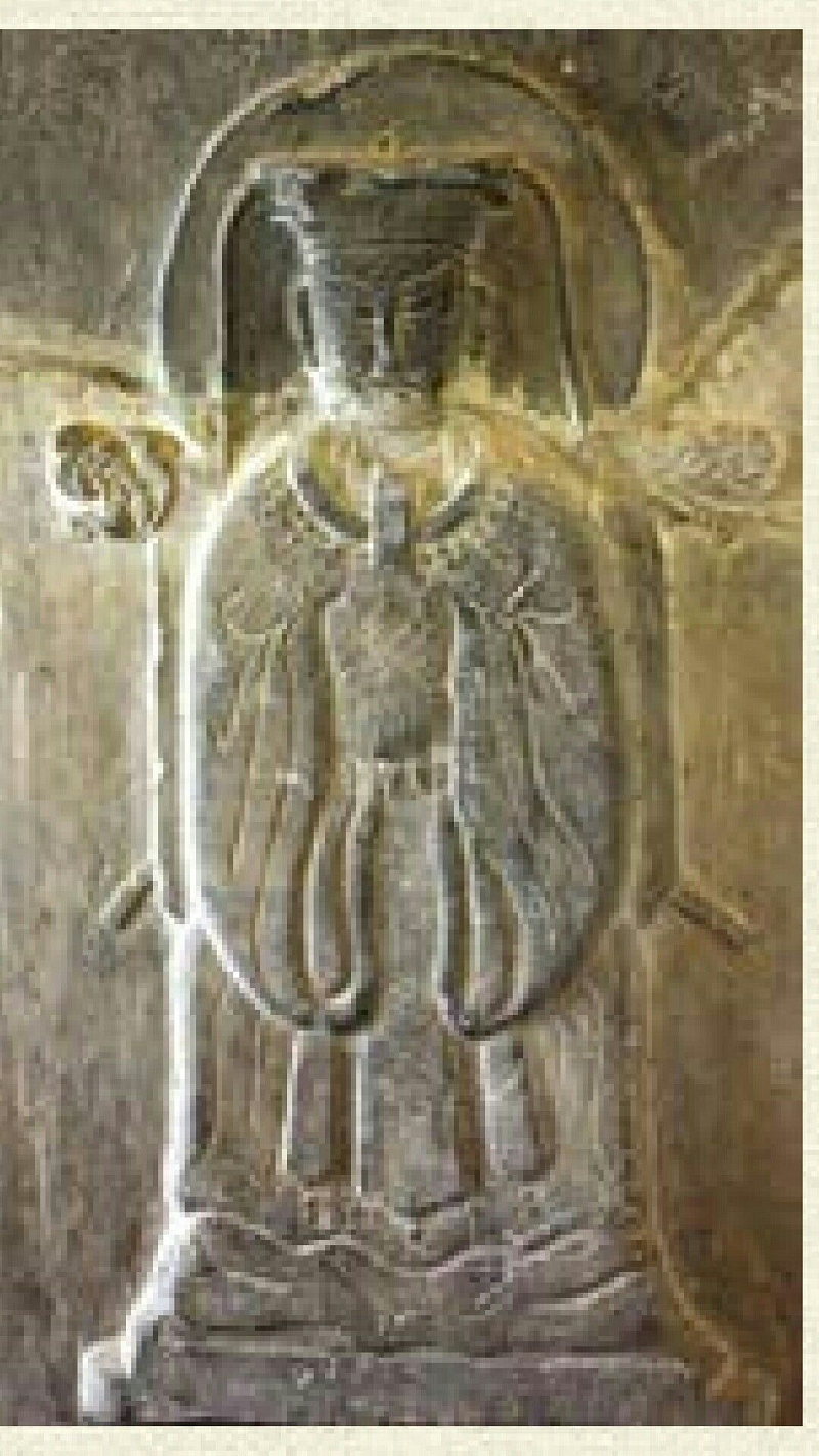 Tấm bia cổ này từng bị vỡ làm 3 mảnh, sau đó đã được chắp lại bằng xi măng, trông khá nguyên vẹn. Bia cao 95cm, rộng 58cm, dày 12cm.