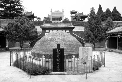 Điều đó có nghĩa là hài cốt của Dương quý phi không hề có trong quan tài. Hóa ra lăng mộ bao lâu nay chỉ là "mộ gió" mà thôi.