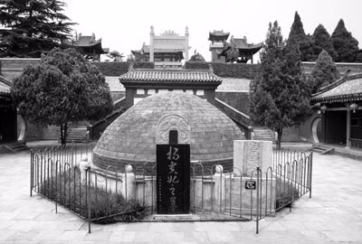 Điều đó có nghĩa là hài cốt của Dương quý phi không hề có trong quan tài. Hóa ra lăng mộ bao lâu nay chỉ là "mộ gió" mà thôi.