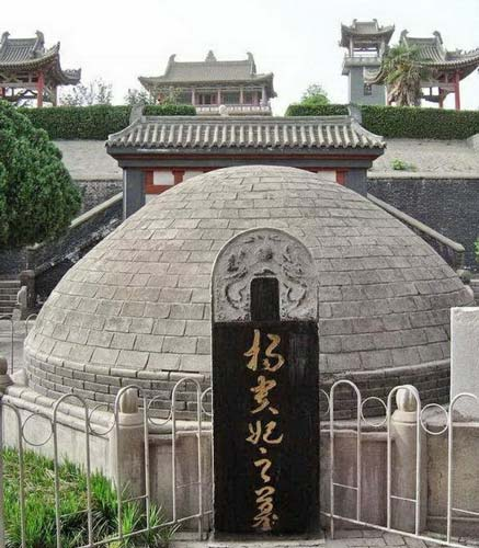 Trong quan tài của Dương Quý Phi chỉ có một số quần áo sờn rách và một số mảnh vụn rời rạc, ngoài ra không còn bộ xương hoàn chỉnh và nát bét do thi thể người phân hủy.