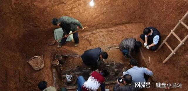 Các chuyên gia phát hiện có dấu chân đi lại và dấu vết của người đã từng ở đó, vàng bạc, nữ trang và vật phẩm bồi táng của mỹ nhân dường như đều đã bị đạo tặc thời trước cướp sạch.