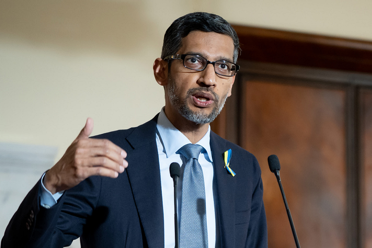 CEO Sundar Pichai của Google đã đăng tải bài viết Bước đi quan trọng tiếp theo trên hành trình phát triển AI của chúng tôi, qua đó giới thiệu Bard, một dịch vụ đàm thoại AI, đối thủ tiềm tàng của ChatGPT.