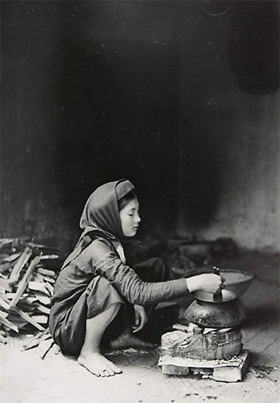 Cảnh nấu cơm của người phụ nữ xưa.