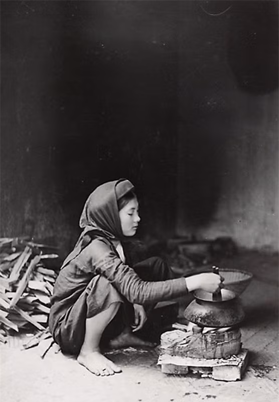 Cảnh nấu cơm của người phụ nữ xưa.