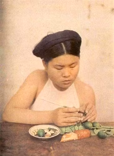 Thiếu nữ thể hiện sự khéo léo khi bổ cau, têm trầu.