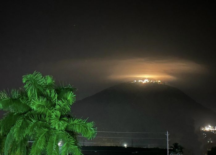 Chúng hình thành khi hơi nước ngưng tụ xung quanh các hạt bụi cực nhỏ lơ lửng ở tầng trung lưu và đóng băng, hình thành các tinh thể băng.