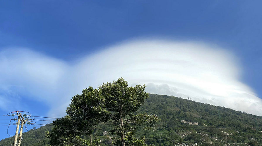 Tây Ninh là tỉnh có địa hình tương đối bằng phẳng khi so sánh với các tỉnh khác trong vùng Đông Nam Bộ.