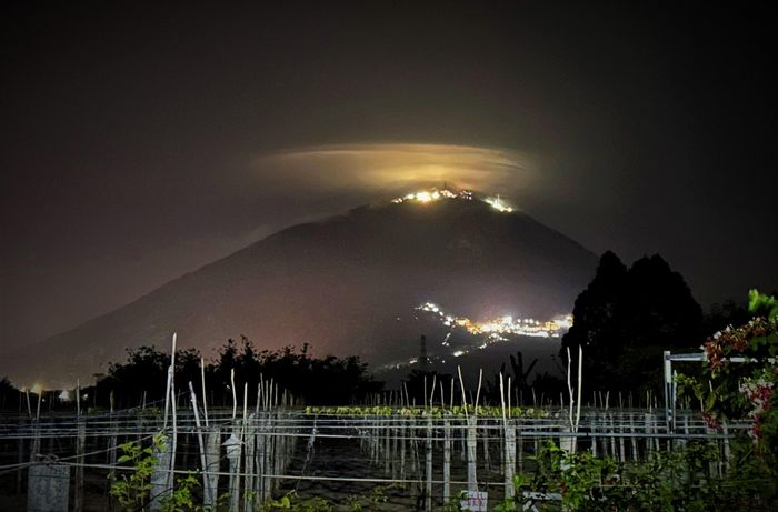 Những đám mây dạ quang còn được gọi là mây tầng trung lưu vùng cực. Loại mây này được cho là cấu thành từ những tinh thể băng ở tầng trung lưu, độ cao từ 75 đến 85 km. Khoảng 99,99% khí quyển nằm phía dưới tầng này.