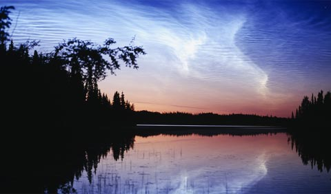 Mây dạ quang ("noctilucent cloud" hay "night-shining cloud") lần đầu tiên được mô tả vào năm 1885, hai năm sau sự kiện phun trào của đảo núi lửa Krakatoa (Indonesia).