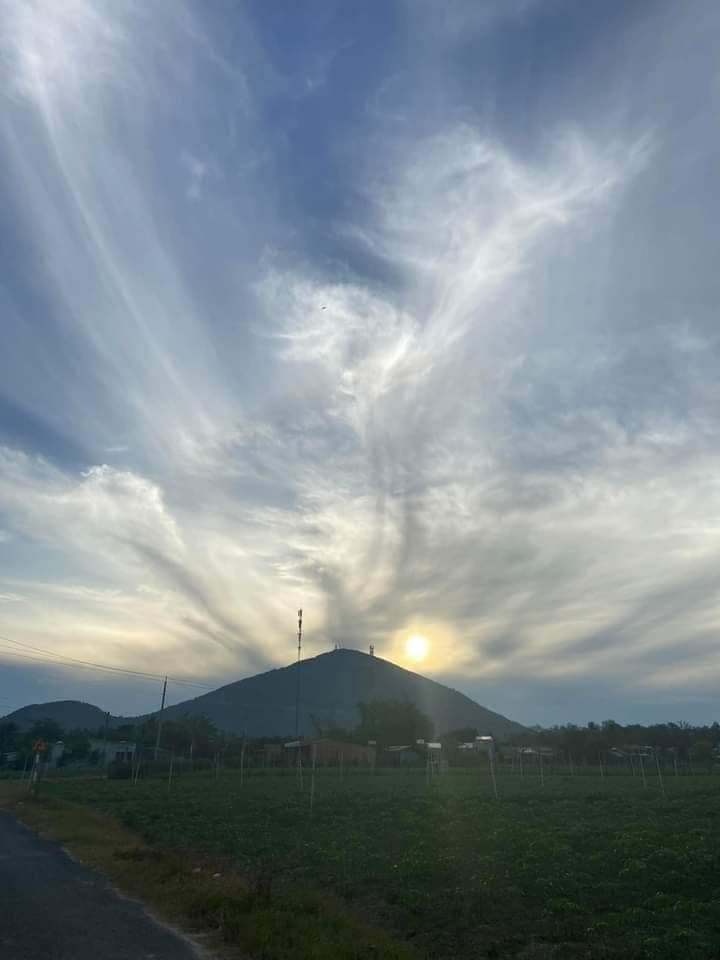 Vì vậy, khi đứng từ "Nóc nhà" Núi Bà Đen là điểm cao nhất, mọi người có thể quan sát được toàn cảnh với những cánh đồng bát ngát hay cả đô thị lấp lánh ánh đèn. Đây cũng là lí do mà Núi Bà Đen là địa điểm săn mây cực "chill" để tạm lánh xa những bộn bề cuộc sống.