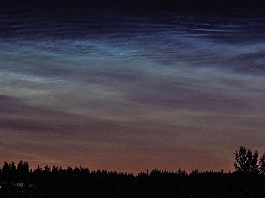 Núi lửa đã phun một trùm tro bụi và mảnh vụn lên bầu khí quyển Trái Đất đạt tới độ cao 80km. Sự kiện này đã ảnh hưởng tới khí hậu và thời tiết toàn cầu trong nhiều năm và có lẽ đã tạo ra những đám mây dạ quang đầu tiên.