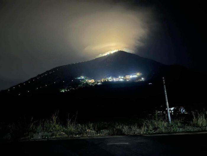 Những hình ảnh về mây dạ quang ở núi Bà Đen được lan truyền khắp mạng xã hội làm tăng sự quan tâm của những người đam mê "săn" mây đối với địa điểm này.