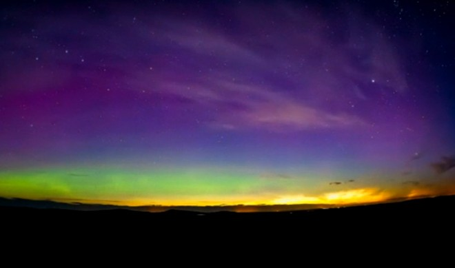 Mây dạ quang thường phát sáng màu xanh hoặc trắng sáng, xuất hiện vào khoảng hoàng hôn hoặc bình minh. Chúng hình thành ở trên cao đến mức có thể tiếp tục phản chiếu ánh sáng sau khi Mặt Trời lặn xuống đường chân trời.