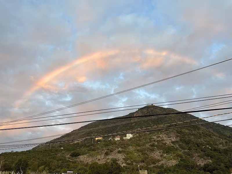 Được mệnh danh là "nóc nhà của miền Đông Nam Bộ", Núi Bà Đen (Tây Ninh) có chiều cao lên đến 986m và chỉ nằm cách Sài Gòn khoảng 3 tiếng chạy xe máy nên thường được nhiều hội bạn lựa chọn để chinh phục.