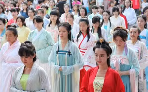 Sau khi nói về tóc thì tiếp đến sẽ là lông mày, lông mày khi sinh ra phải được cạo sạch và lông mày sau đó phải được vẽ bằng thuốc nhuộm màu xanh lam, như vậy mới có thể vượt qua được vòng "sơ loại".