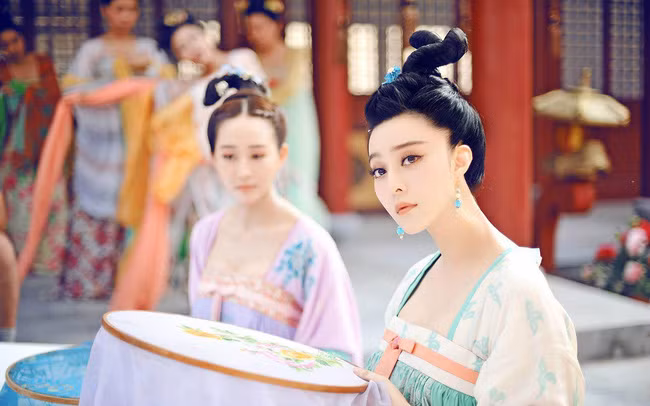 Đầu tiên là bối cảnh xuất thân, tiêu chuẩn này là cơ bản nhất. Trước thời nhà Minh, hầu hết các phi tần trong hậu cung đều là con gái của vương công đại thần, những người phụ nữ bình thường vốn dĩ không có cơ hội "trèo cao". Thậm chí, nếu một vị Hoàng đế nào đó đột nhiên sủng hạnh một cô gái xuất thân dân gian thì người đó cũng không đủ tư cách để bước vào hậu cung và trở thành phi tần cao quý.