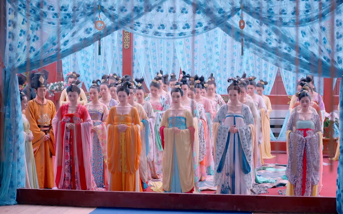 Vào thời cổ đại, một người phụ nữ phải có một hàm răng trắng và không có mùi lạ trong miệng. Về lòng bàn tay, ngón tay của phụ nữ phải rất mịn màng và mềm mại, và đó phải là những ngón tay thon thả.