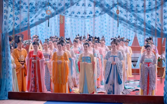 Vào thời cổ đại, một người phụ nữ phải có một hàm răng trắng và không có mùi lạ trong miệng. Về lòng bàn tay, ngón tay của phụ nữ phải rất mịn màng và mềm mại, và đó phải là những ngón tay thon thả.