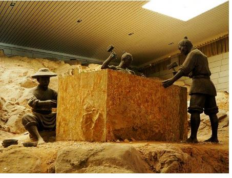 Để nhanh chóng xác định danh tính chủ nhân của ngôi mộ, các chuyên gia phải đọc các thông tin từ các di vật hoặc văn bia. Nhưng điều đáng nói là, sau nhiều nỗ lực, họ vẫn không tìm thấy được gì để có thể chứng minh danh tính thực sự của chủ nhân ngôi mộ.