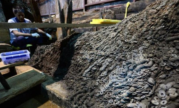 Chiếc ấn này dài 2,1 cm, cao 1,7 cm, bên trên chiếc ấn khắc hai chữ "Lưu Chú" bằng kiểu chữ triện. Đến đây, danh tính của chủ mộ đã thực sự lộ diện. Các chuyên gia sau đó xác nhận chủ nhân ngôi mộ chính là Lưu Chú, và cũng lấy lại thành công ấn đồng.