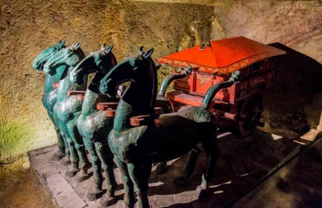 Lăng mộ này được người dân địa phương tình cờ phát hiện vào tháng 2 năm 1981 khi họ đang khai thác đá trên núi. Sau khi mọi người phát hiện ra ngôi mộ cổ, họ đều rất tò mò về nó. Để tìm hiểu, dân làng đã dùng dây thừng đưa một thanh niên đi vào trong hang, người thanh niên này đã tìm thấy một số lượng lớn tượng người và ngựa bằng đất nung.