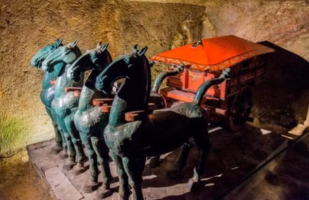 Lăng mộ này được người dân địa phương tình cờ phát hiện vào tháng 2 năm 1981 khi họ đang khai thác đá trên núi. Sau khi mọi người phát hiện ra ngôi mộ cổ, họ đều rất tò mò về nó. Để tìm hiểu, dân làng đã dùng dây thừng đưa một thanh niên đi vào trong hang, người thanh niên này đã tìm thấy một số lượng lớn tượng người và ngựa bằng đất nung.