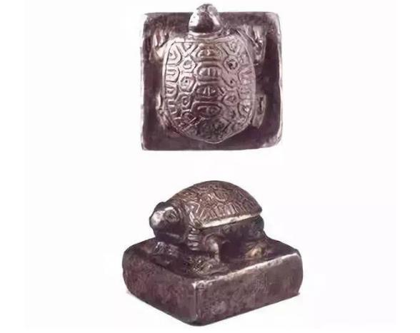 Hóa ra người dân làng này cũng có mặt tại địa điểm khảo cổ từ năm 1981. Thời điểm đó công tác bảo vệ các di tích khảo cổ không được thực hiện nghiêm ngặt như ngày nay, ông cùng với một số người dân có trèo vào trong mộ xem xét, phát hiện ra một chiếc ấn bằng đồng có khắc hình con rùa.