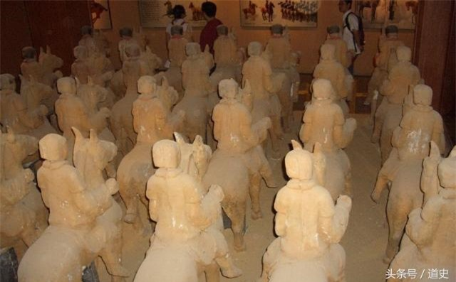 Cho đến nay, ngôi mộ có giá trị lịch sử to lớn này đã được tìm thấy, nhưng những bí ẩn ẩn chứa bên trong nó vẫn đang chờ được khám phá nhiều hơn.Ví dụ, con người thời đó làm cách nào để làm ra những công trình "siêu cấp" một cách hoàn hảo trong điều kiện lạc hậu như vậy?