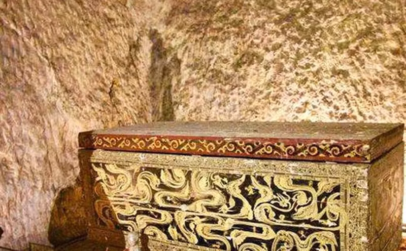 Tuy nhiên, sự thật lại hoàn toàn trái ngược, ở đây có rất nhiều bảo vật có giá trị lịch sử và kho báu khổng lồ: Các chuyên gia đã tìm thấy vô số đồ bằng vàng, bạc, châu báu cũng như hàng nghìn đồ vật khảo cổ quan trọng. Hơn nữa, nơi ẩn náu của nó cũng vô cùng kín đáo, nhóm khảo cổ phải mất 7 năm mới tìm ra được vị trí thực sự.