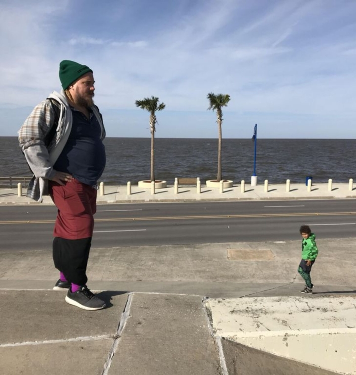 Là người đàn ông kia khổng lồ hay cậu bé tí hon?