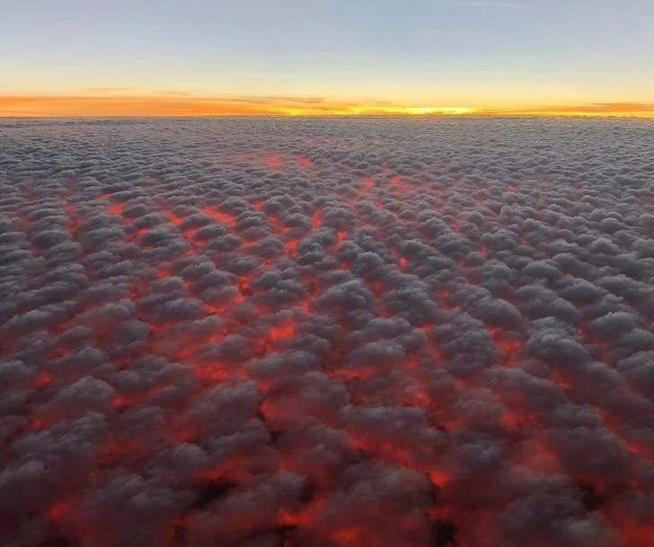 Cảnh hoàng hôn trên mây này trông giống như dung nham trên bầu trời. Đây xứng đáng là một bức ảnh bạn nên xem ít nhất một lần trong đời.